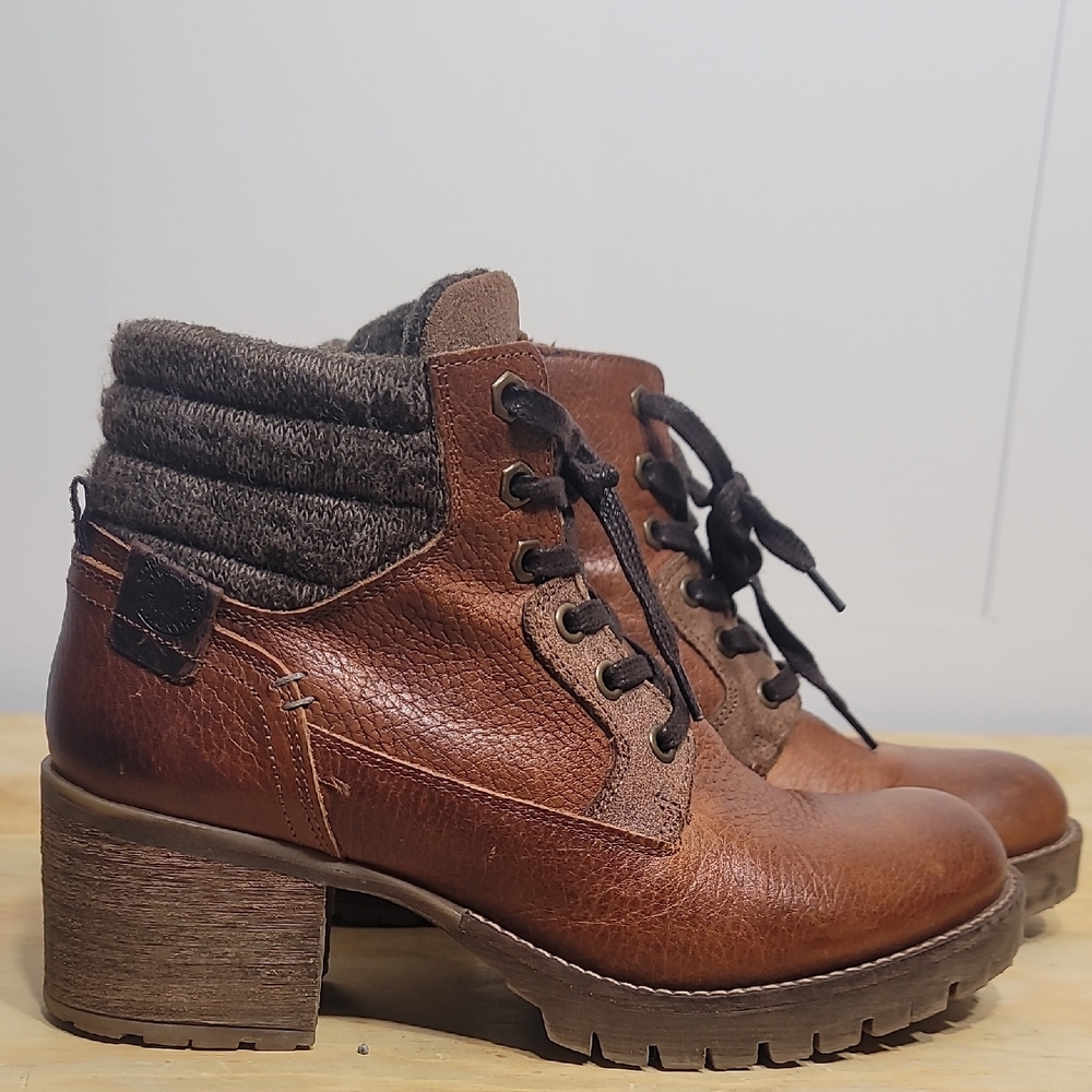 Bullboxer Cassie women's leather combat boots in brown/cognac sweater knit